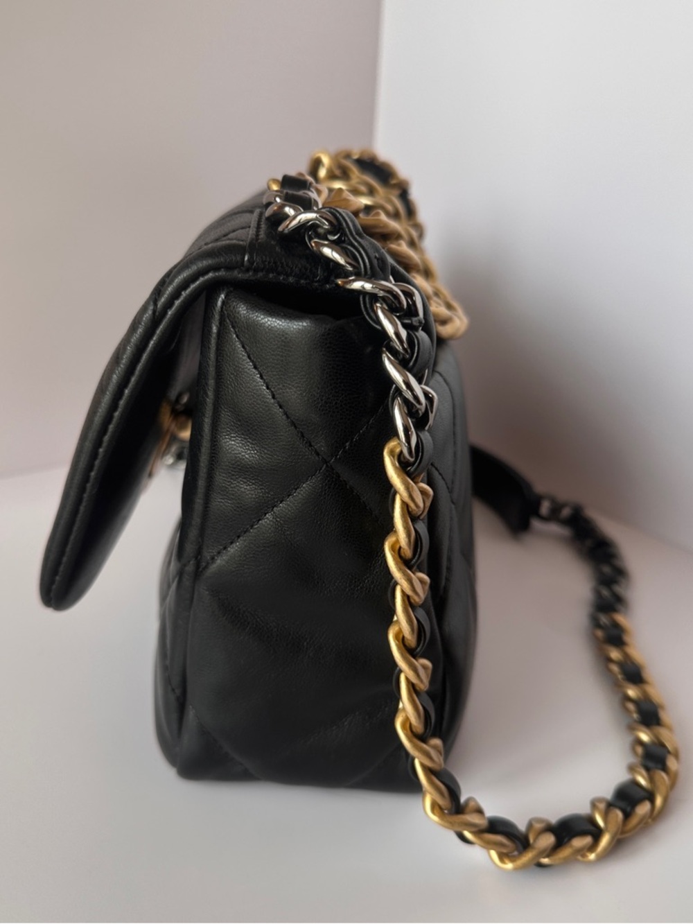 CHANEL 19 Medium Flap Black Goatskin | Excellent | Full Set | Authenticated - Picture 10 of 17